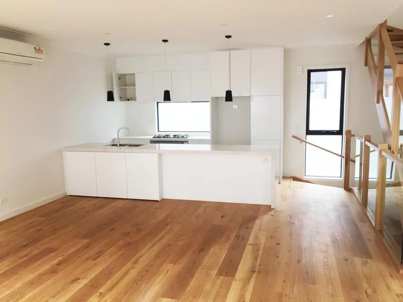 Contemporary Luxury Townhouse with city views at Port Melbourne