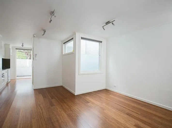 NORTH FACING APARTMENT - PLEASE NOTE PROPERTY DOES NOT HAVE CAR SPACE AND IS NOT ELIGIBLE FOR PARKING PERMITS