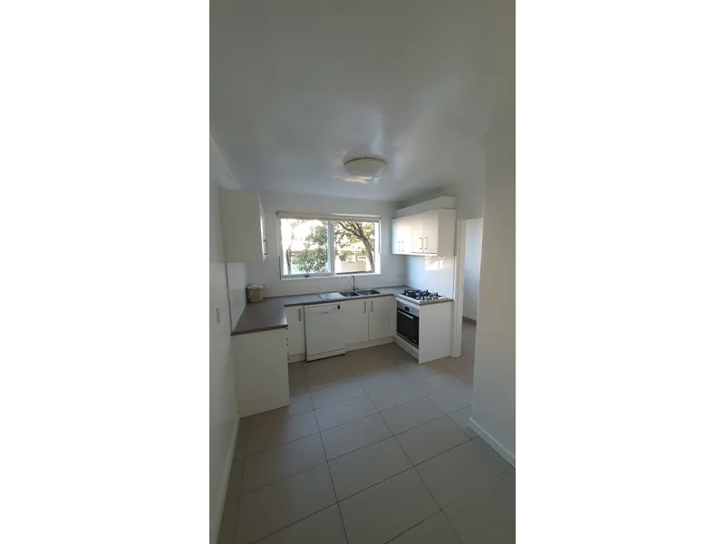 Bright Ground Floor Apartment (with 2 car spaces) in fantastic location