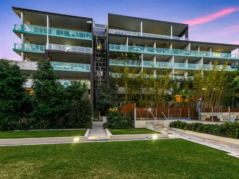 Huge 3 bedrooms plus MPR, 2 bathrooms with 2 car parks plus storage cage