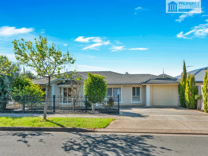 Smart & Charming – The Entertainer’s Dream Home That Has It All!