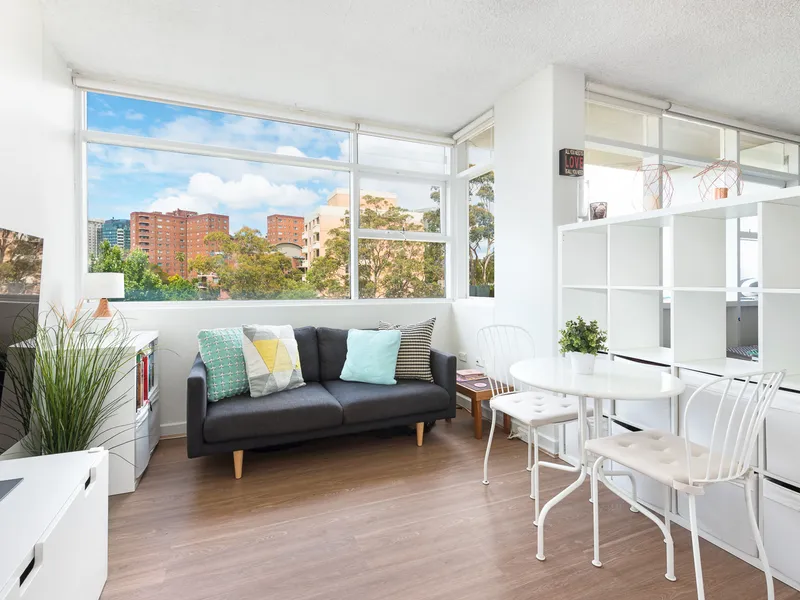 UNFURNISHED STUDIO - GREAT LOCATION!