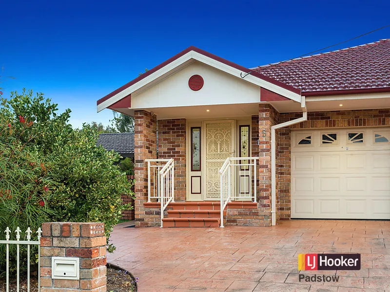 A Low Maintenance Single Level Duplex In A Premier Location