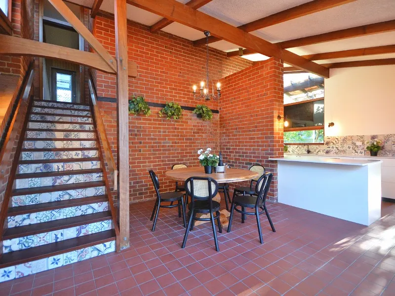 STUNNING, RECENTLY RENOVATED, 4-BED FAMILY HOME!