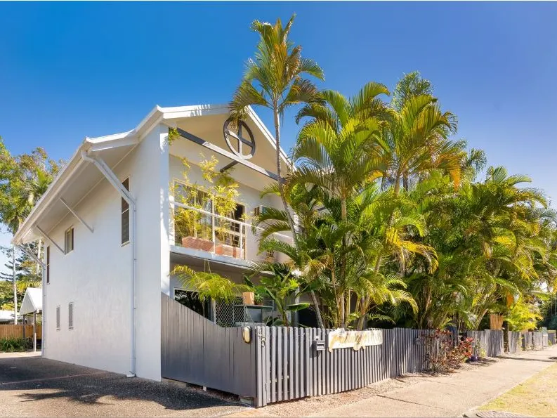 Townhouse located in Quiet location close to Golf course and Beach!