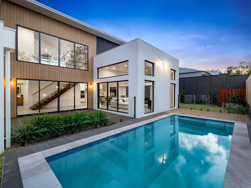 LUXURIOUS MODERN FAMILY LIVING WITH A POOL