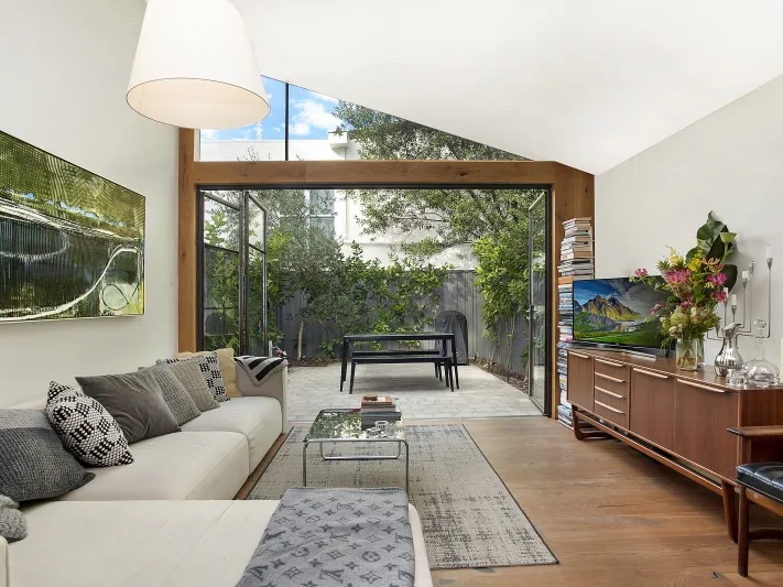 Light Filled Modern Terrace with Study & Rear Courtyard