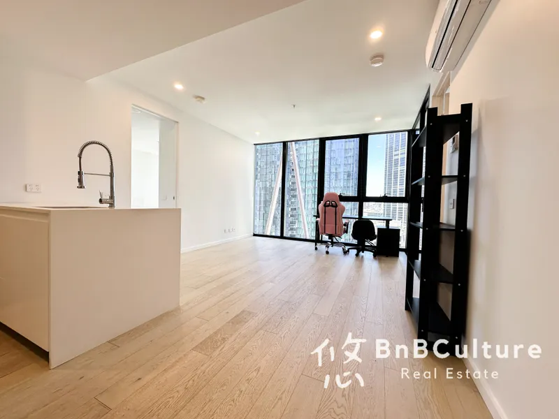 Luxurious and Spacious 2-Bedroom Apartment + 2 Bathroom in the Heart of Melbourne! *partfurnished*