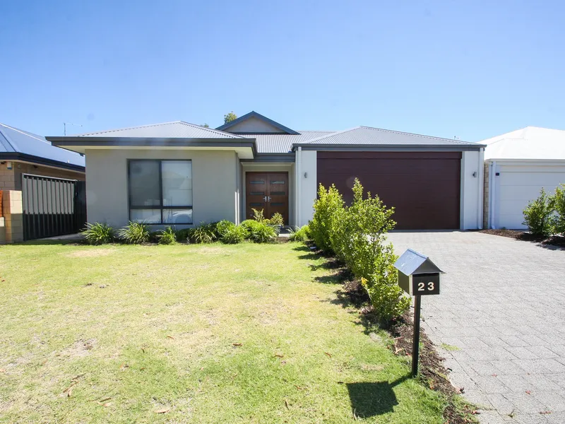 4x2x2 FAMILY HOUSE BOASTING SIZE, LOCATION AND VALUE!