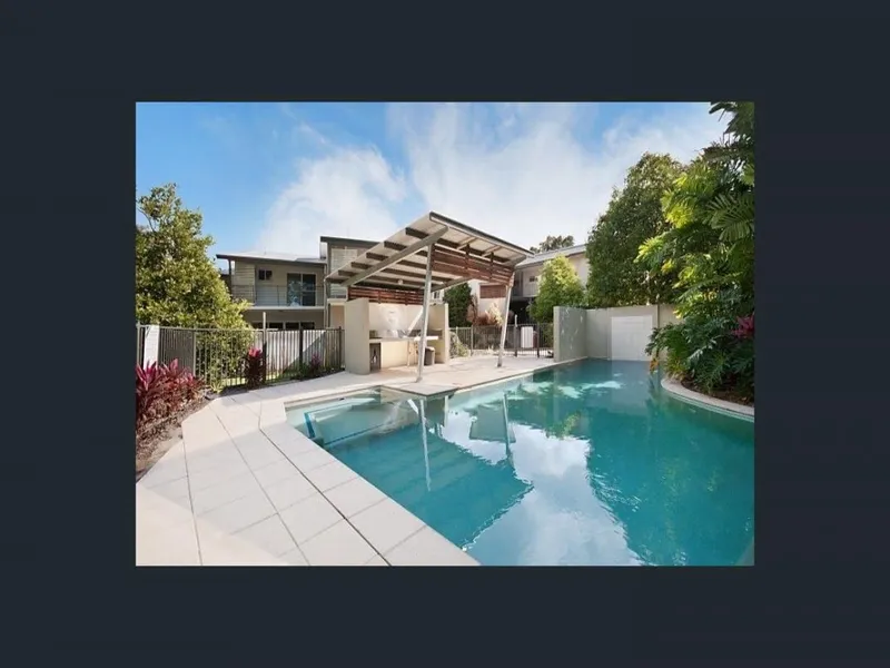 PRIVATE-END TOWNHOUSE IN CENTRAL DOUGLAS – POOL & LAWN MAINTENANCE