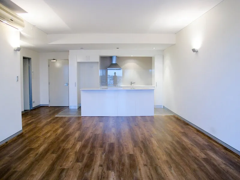 Large Apt 60m2+17m2 Balcony, River Views, Unfurnished