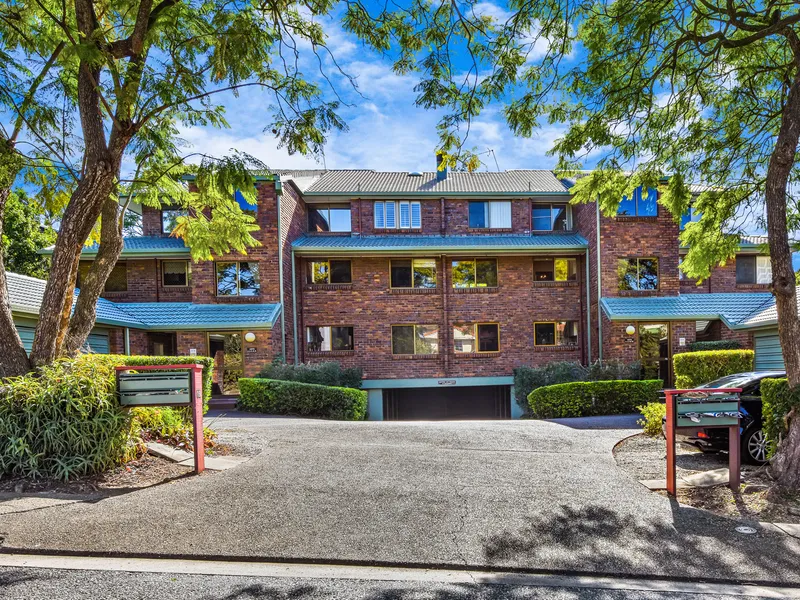 OPPORTUNE TWO BEDROOM APARTMENT IN CENTRAL TOOWONG