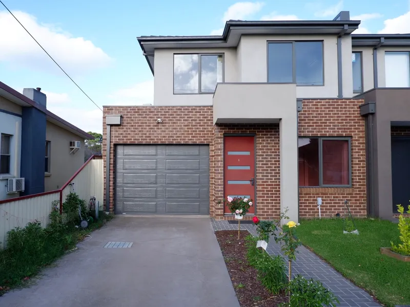 Double Storey Townhouse, Walk to Clayton Central and Monash Medical Centre(Fully Furnished)