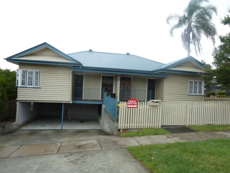 Carina duplex to rent 3 bedrooms AIR CONDITIONED and spare loft own laundry & storage under