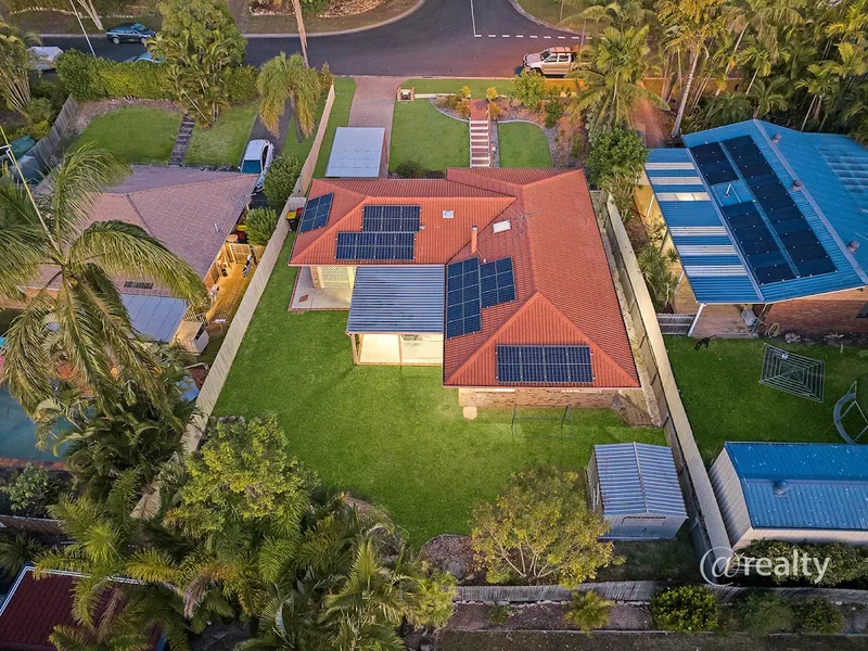 DAZZLING RENOVATED FAMILY JEWEL! HUGE YARD + ROOM FOR POOL + DUCTED AIRCON + 6.6KW SOLAR!