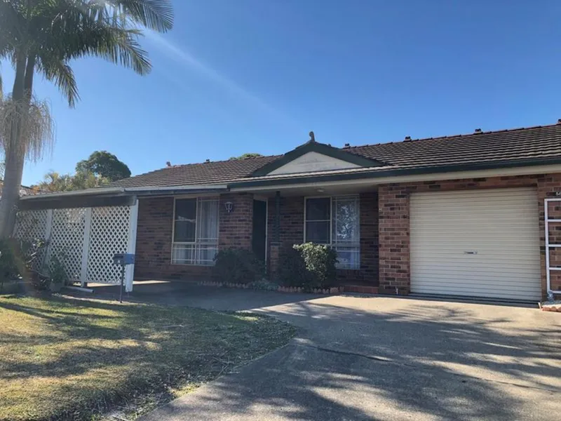 NEAT & TIDY DUPLEX WITH POOL MAINTENANCE INCLUDED