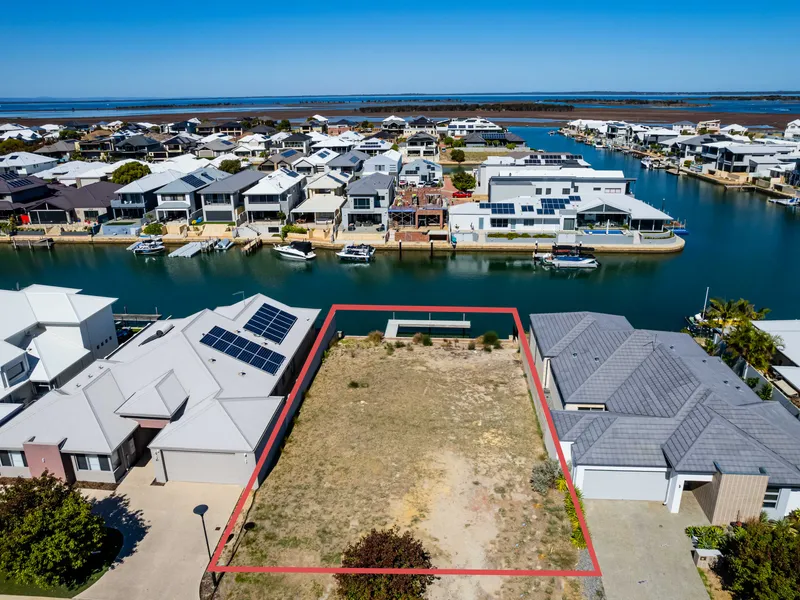 FANTASTIC CANAL LOT ON OFFER WITH JETTY