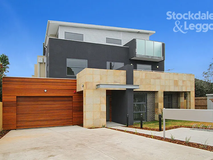 FURNISHED 2 BEDROOM APARTMENT + STUDY - OPPOSITE LA TROBE UNI!