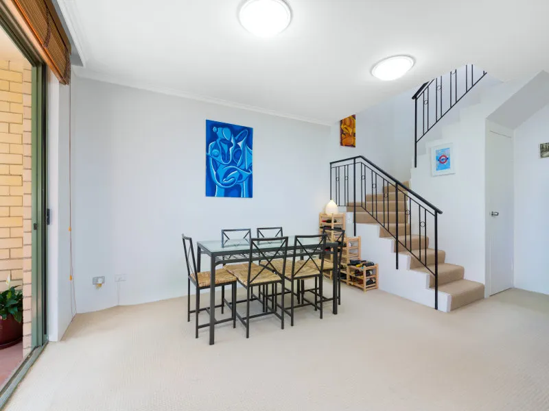 Oversized Sunny Spilt Level One Bedroom 