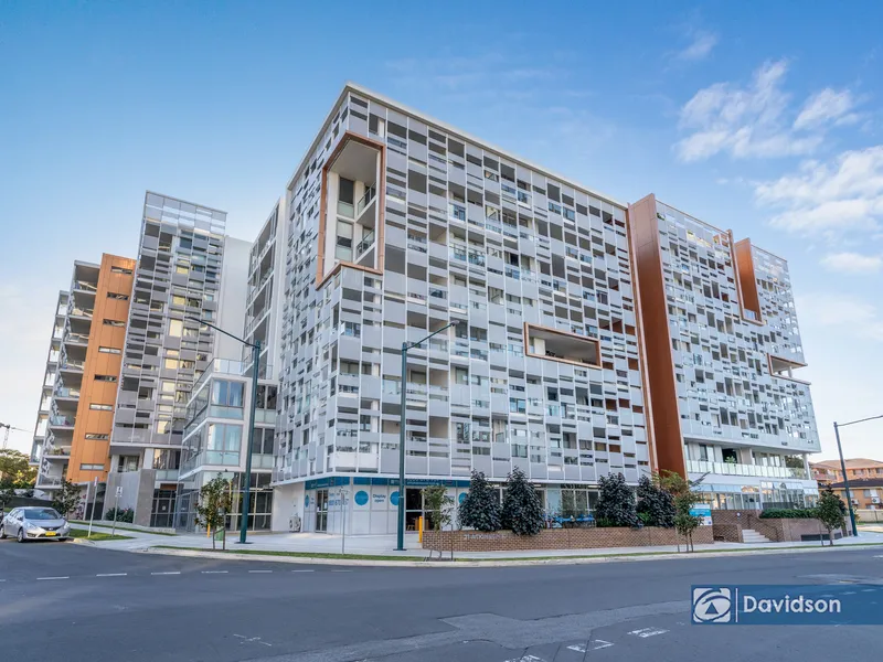 GARDEN APARTMENT WITH OFFICE & HUGE COURTYARD!