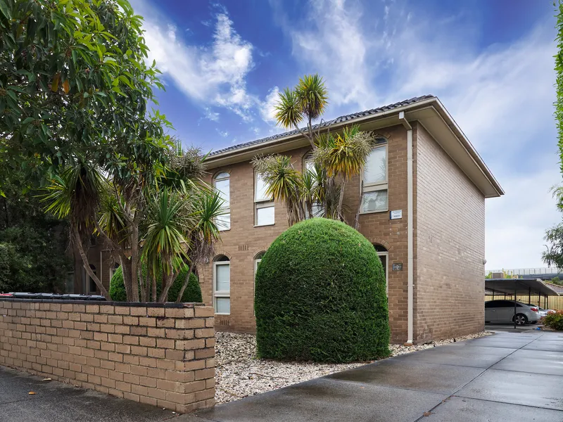 Spacious First Floor Apartment - Close to shops & transport