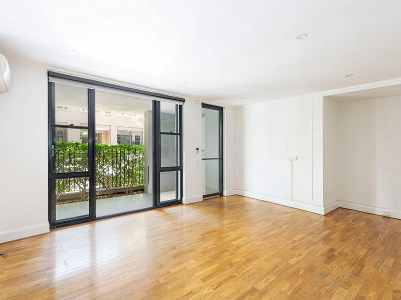 Beautiful Courtyard Apartment in Unbeatable Location