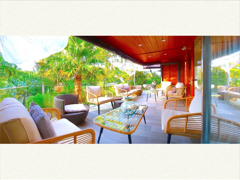 SPACIOUS HOUSE. CENTRE of FAMOUS PALM BEACH. MINUTES TO BEACH and EVERYWHERE IN AREA. USA OUTDOOR SPA. SAUNAS. GAME ROOM