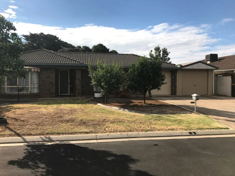 LOVELY FAMILY HOME CLOSE TO SHOPS!