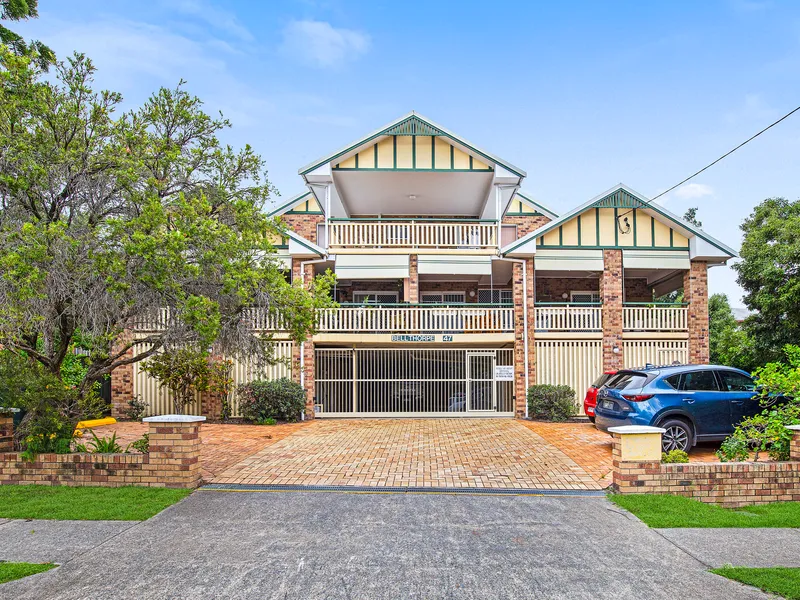 GRAND SCALE UNIT LIVING 