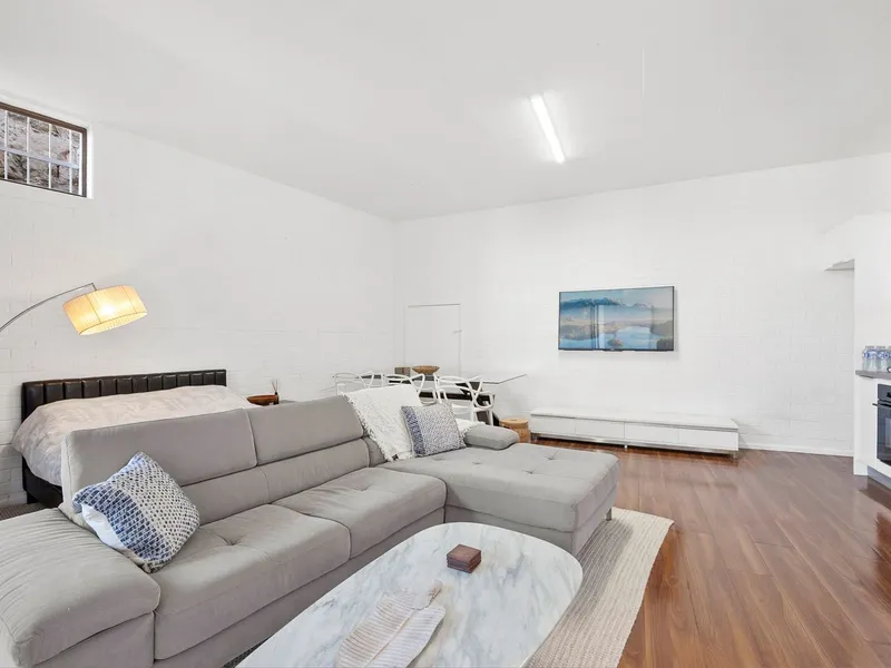 Recently renovated light-filled studio with modern finishes