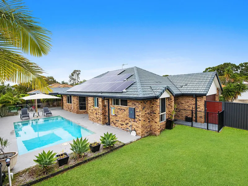 IMPECCABLE INDOOR OUTDOOR ENTERTAINER – POOL/GAZEBO