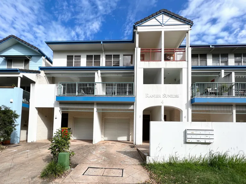 4 Bedroom, 4 bathroom home in the heart of Varsity Lakes!
