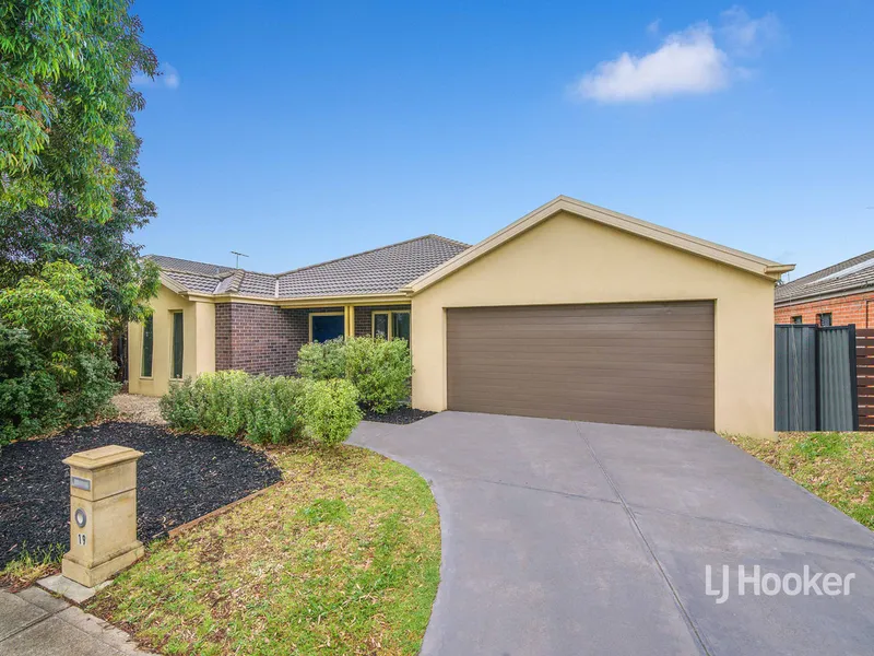 A Warm Welcome Awaits New Owners in this Highly Convenient, Family-Friendly Neighbourhood