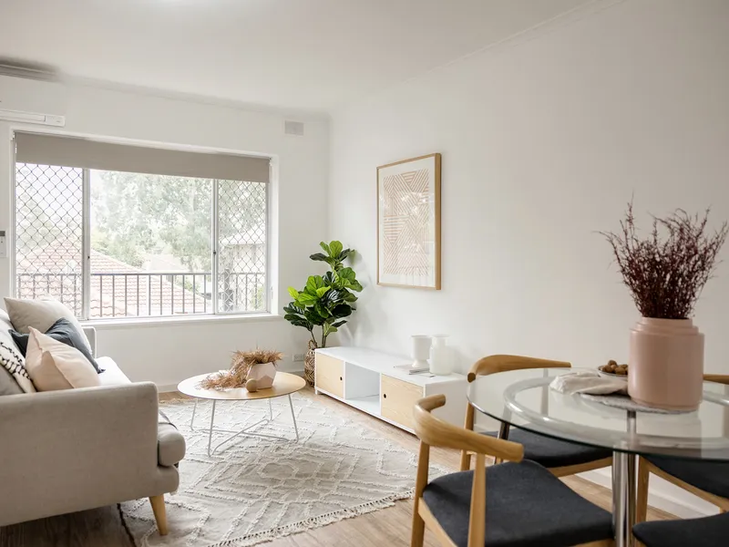 SPACIOUS RENOVATED 2 BEDROOM UPSTAIRS UNIT.                          Inspect with agent 0411 500654