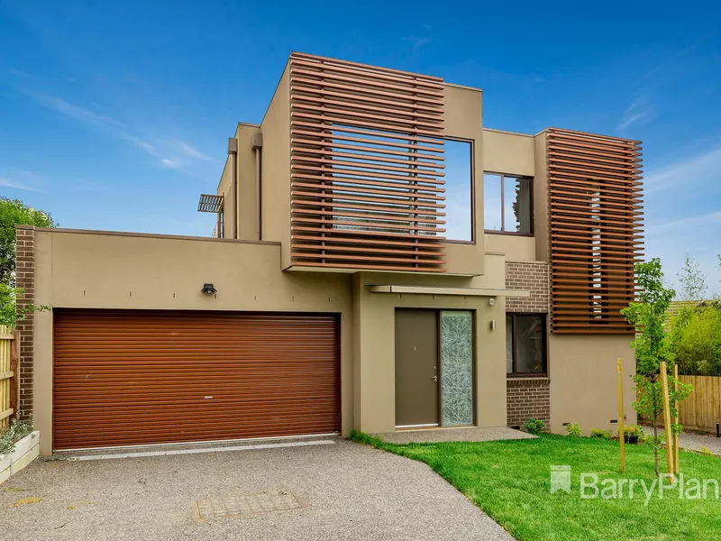STYLISH & INNOVATIVE 4 BEDROOM TOWNHOUSE WITH THE LOT!