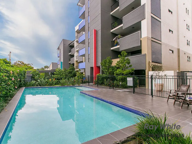 Quality, Modern, Open Plan Lifestyle Opposite To Westfield Garden City