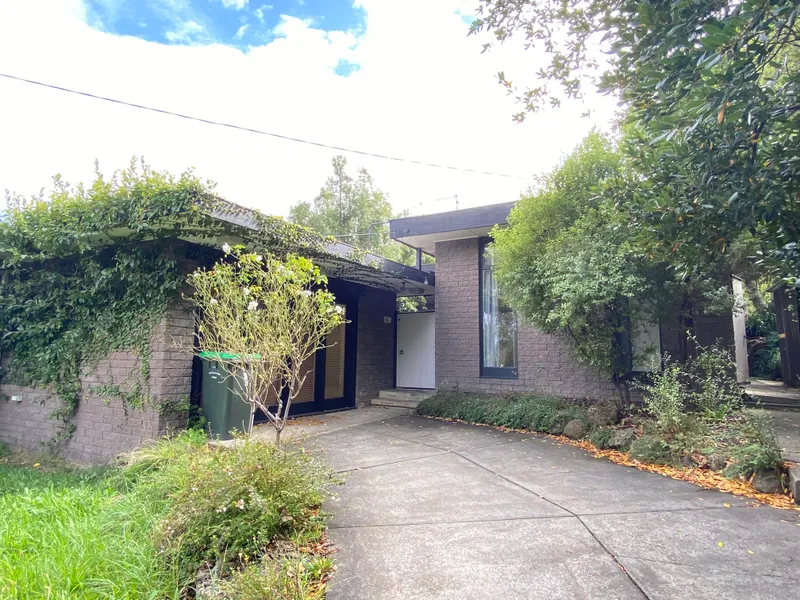 Cozy Family Home ( 5 bedrooms) within Koonung Secondary College Zone!