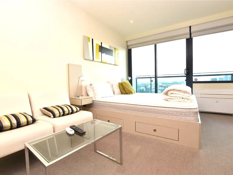 Light filled and spacious one bedroom apartment in ideal CBD location