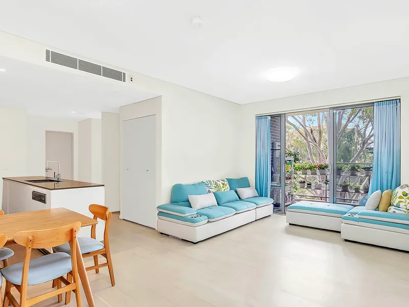 MODERN AND SPACIOUS THREE BEDROOM FAMILY HOME ON TOP FLOOR