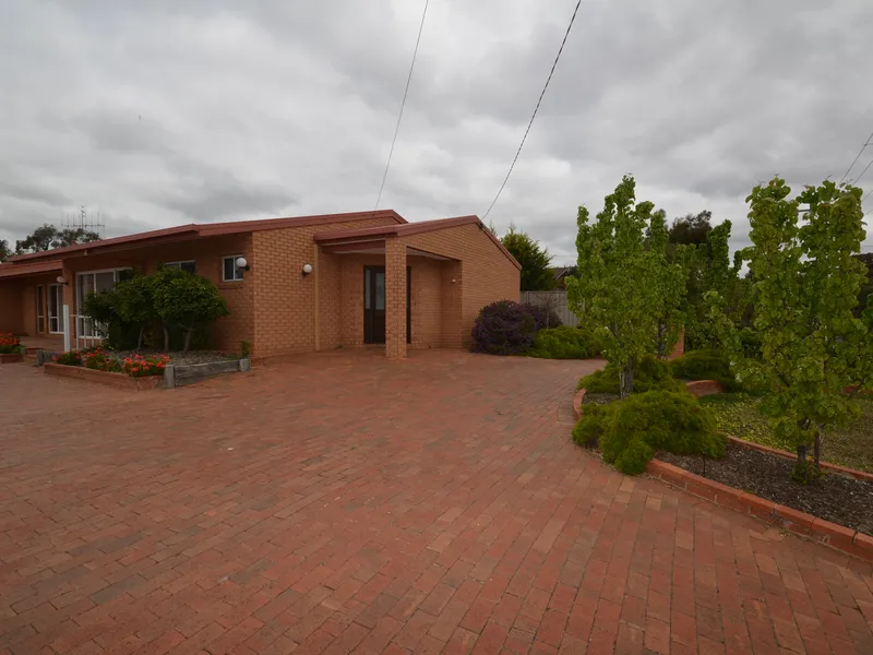 Beautiful Huge Family Home Four Bedrooms & Three Bathrooms