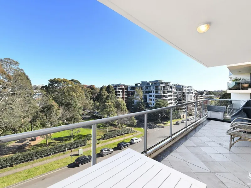 North East and West Facing 2 Bedroom Apartment with Timber Floor