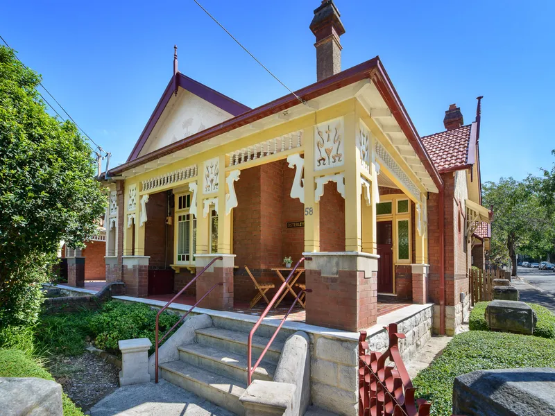 STRIKING FREE-STANDING QUEEN ANNE FEDERATION HOME