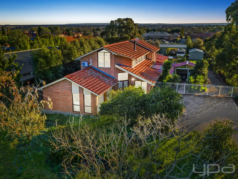GRAND FAMILY LIVING ON 1648M2 (approx.)