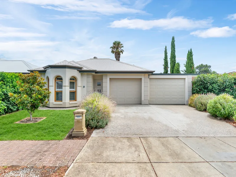 IMMACULATE COURTYARD HOME IN PRESTIGIOUS SOMERTON PARK!