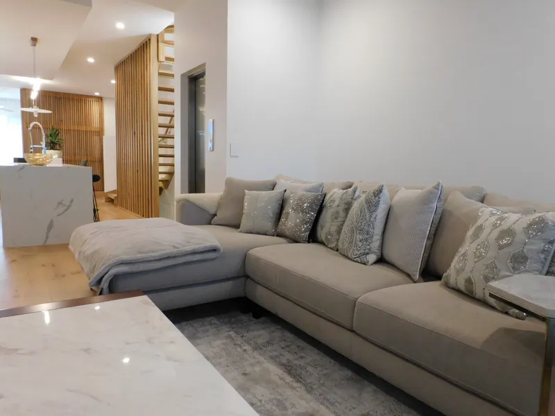 Executive living in Aquatic Paradise - VERY large TOWNHOME 