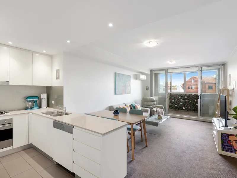 Premium courtyard apartment of outstanding size and unrivalled convenience