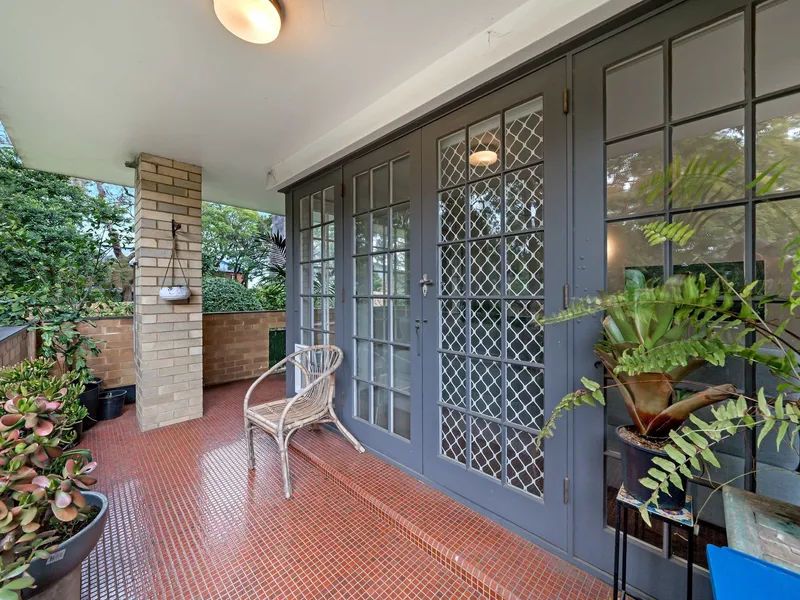 Refurbished modern unit … Walk to Shops and Rail