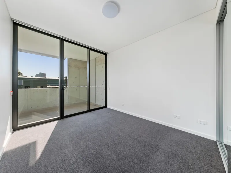 MODERN 3 BEDROOM PLUS LARGE STUDY WITH CITY VIEWS!