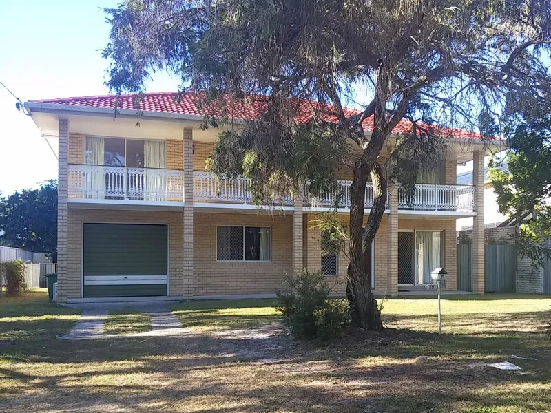 HUGE 2 STOREY BEACH HOUSE WITH SEPARATED DUAL LIVING WALKING DISTANCE TO THE SURF BEACH