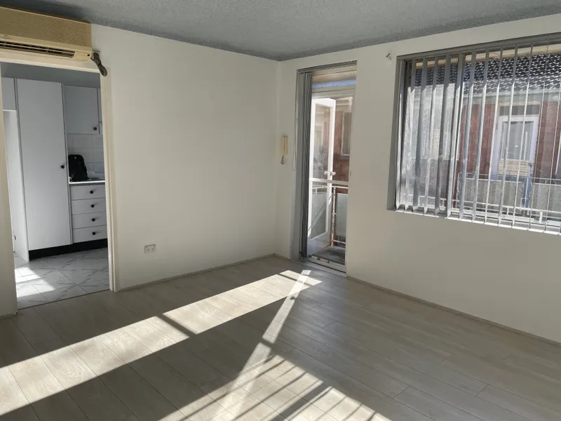 2 BEDROOMS UNIT WITH CITY VIEW,  5 MIN WALK TO STATION!